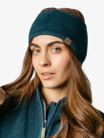 Mujer con cinta polar verde azulado y chaqueta a juego