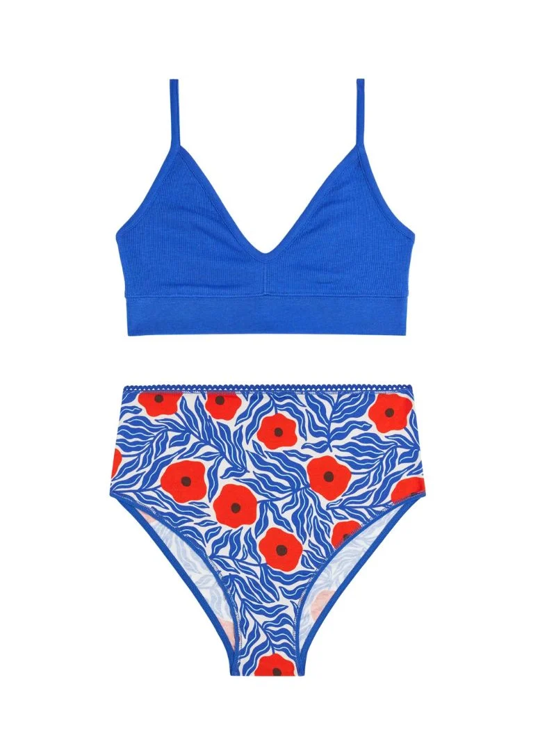 Conjunto de bralette azul y braga de talle alto con estampado floral azul, blanco y rojo