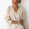 Jersey beige con escote en V de lana merino