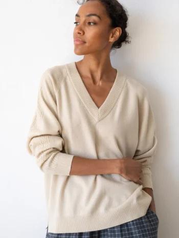 Jersey beige con escote en V de lana merino
