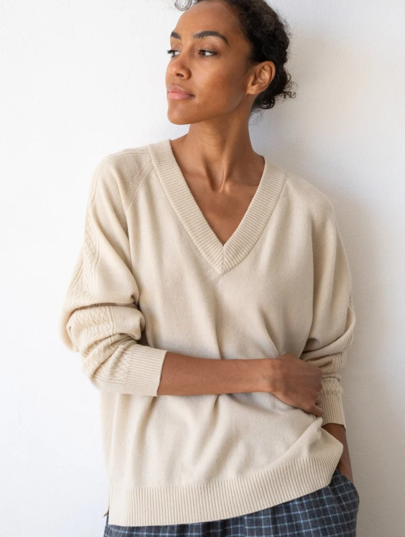 Jersey beige con escote en V de lana merino