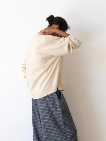 Alternative view of Jersey beige con escote en V de lana merino y cachemir