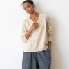 Jersey beige con escote en V de lana merino y cachemir - Imagen 3
