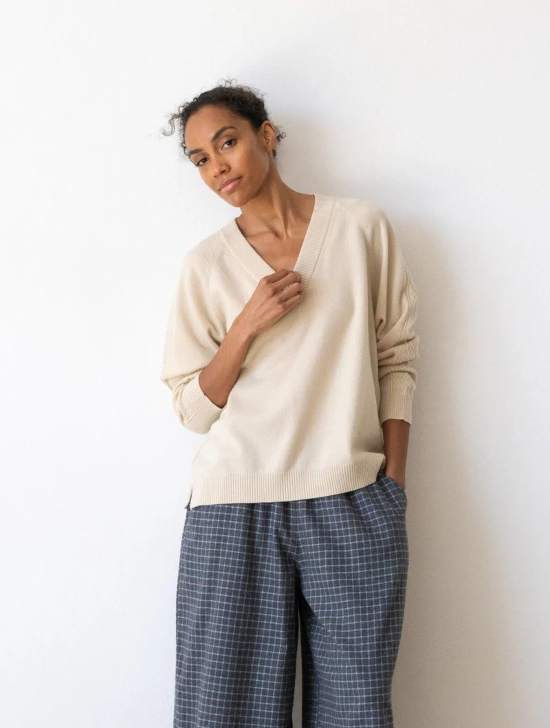 Jersey beige con escote en V de lana merino y cachemir - Imagen 3
