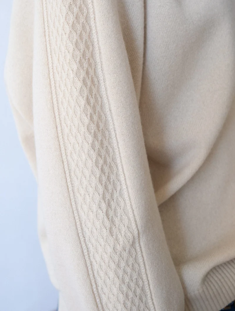Jersey beige con escote en V de lana merino y cachemir - Imagen 4