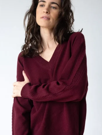 Jersey granate con cuello el V de lana merino