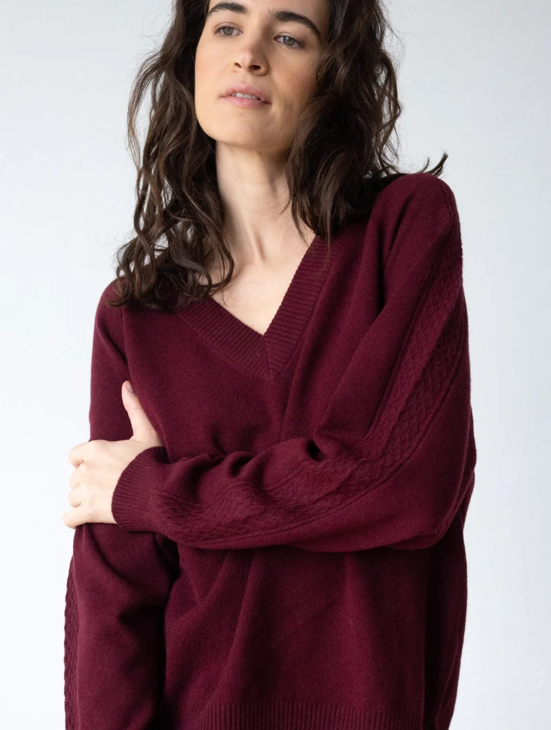 Jersey granate con cuello el V de lana merino