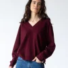 Jersey granate con escote en V de lana merino y cachemir - Imagen 2