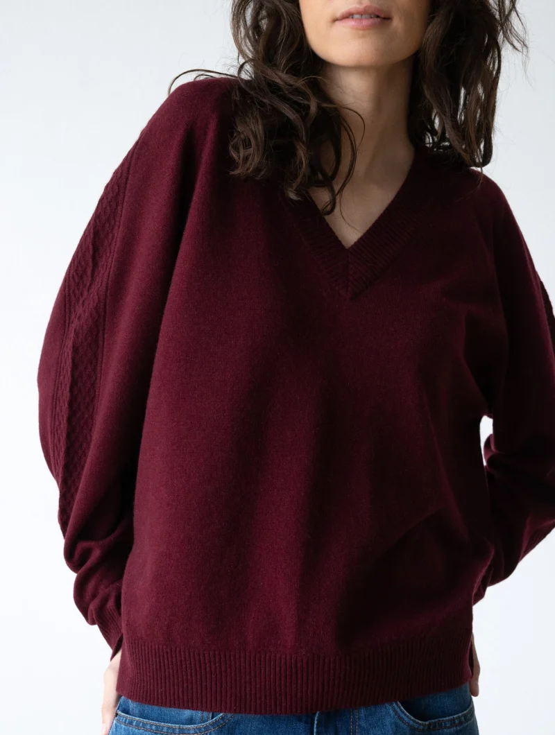 Jersey granate con escote en V de lana merino y cachemir - Imagen 4