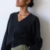 Jesersey gris carbón con cuello en V de cachemir y lana merino