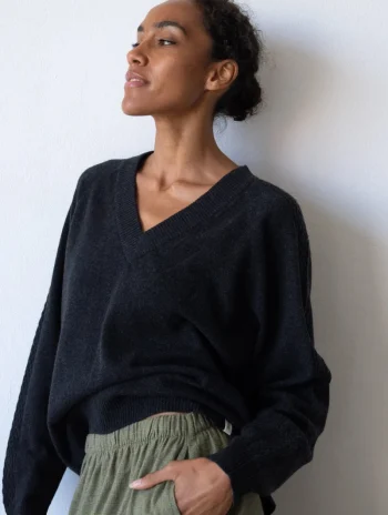Jesersey gris carbón con cuello en V de cachemir y lana merino