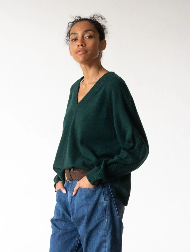 Jersey verde con escote en V de lana merino y cachemir