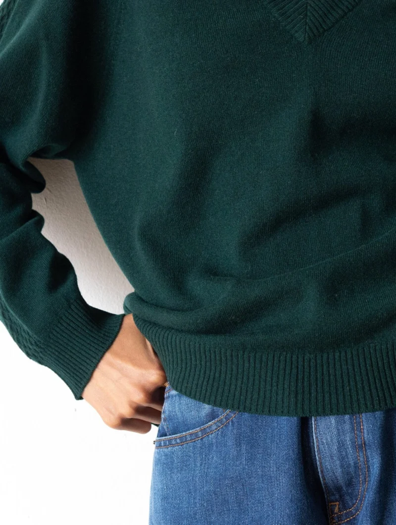 Jersey verde con escote en V de lana merino y cachemir - Imagen 4