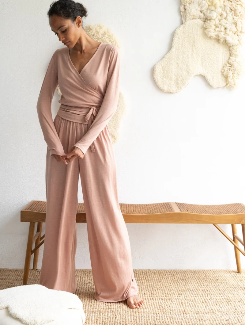 Pantalón ancho rosa empolvado de lana merino - Imagen 6
