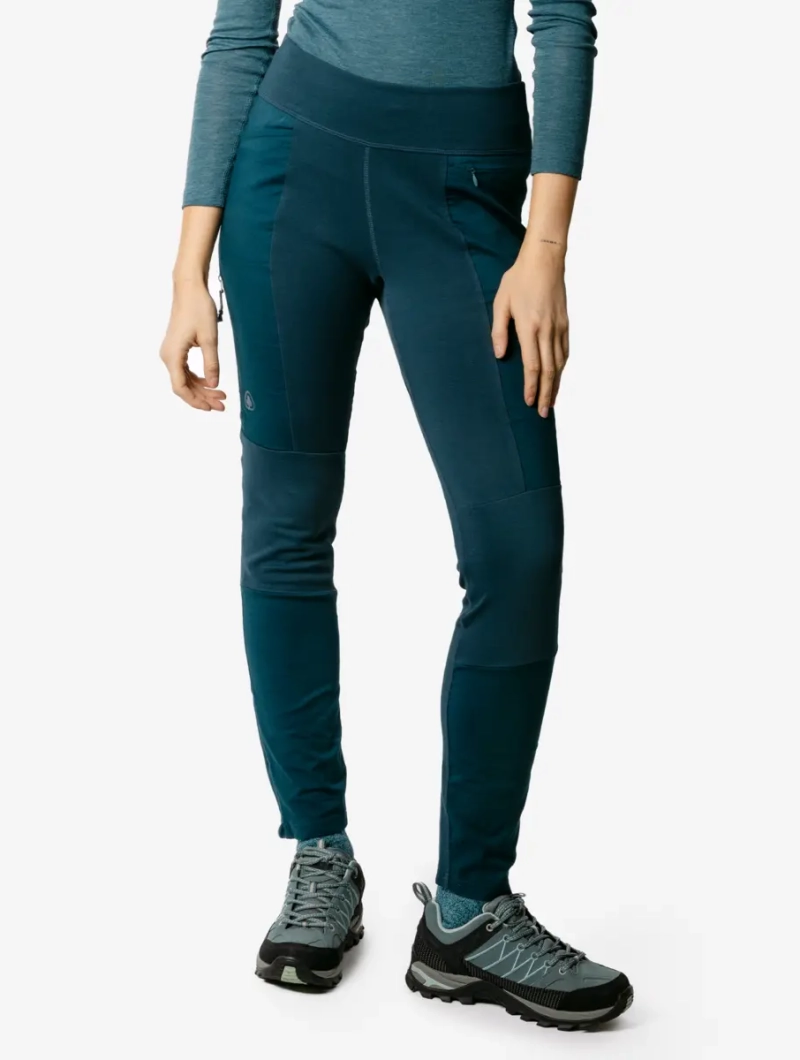 Mujer con pantalón ajustado verde azulado y zapatillas de senderismo grises