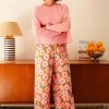 Mujer con pijama rosa de manga larga y pantalón ancho con estampado floral multicolor