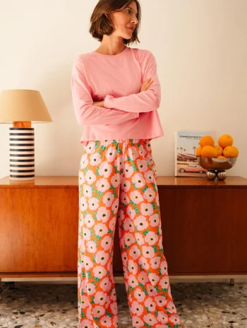 Mujer con pijama rosa de manga larga y pantalón ancho con estampado floral multicolor