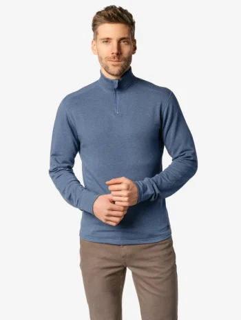 Hombre con forro polar azul de manga larga y cuello alto con media cremallera