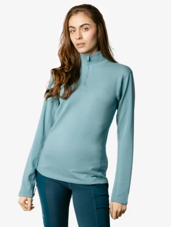 Mujer con forro polar azul claro de manga larga y cuello alto con cremallera