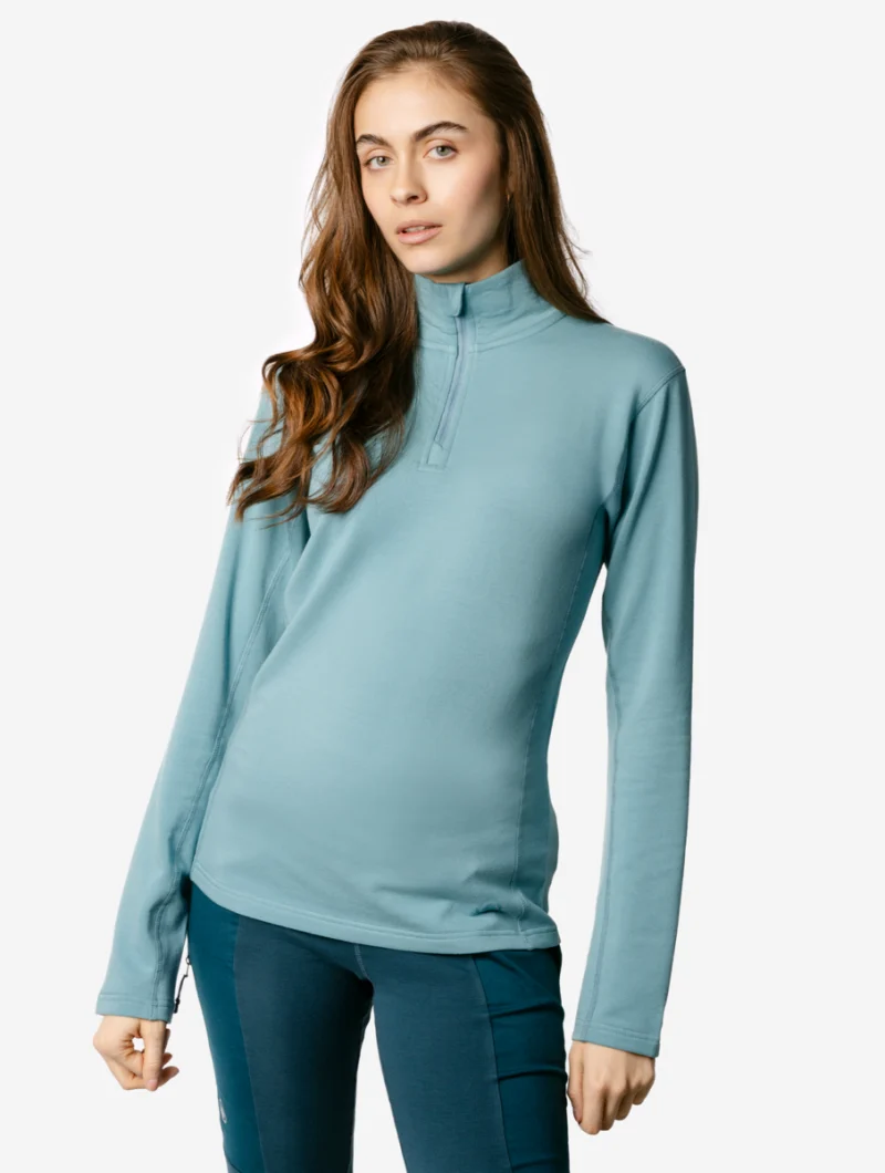Mujer con forro polar azul claro de manga larga y cuello alto con cremallera