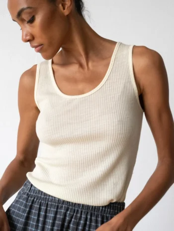 Top acanalado beige de lana merino