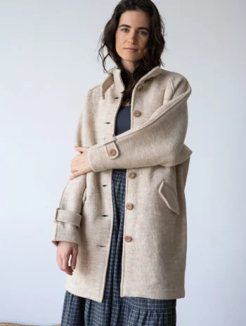 Abrigo de cuello alto beige de lana