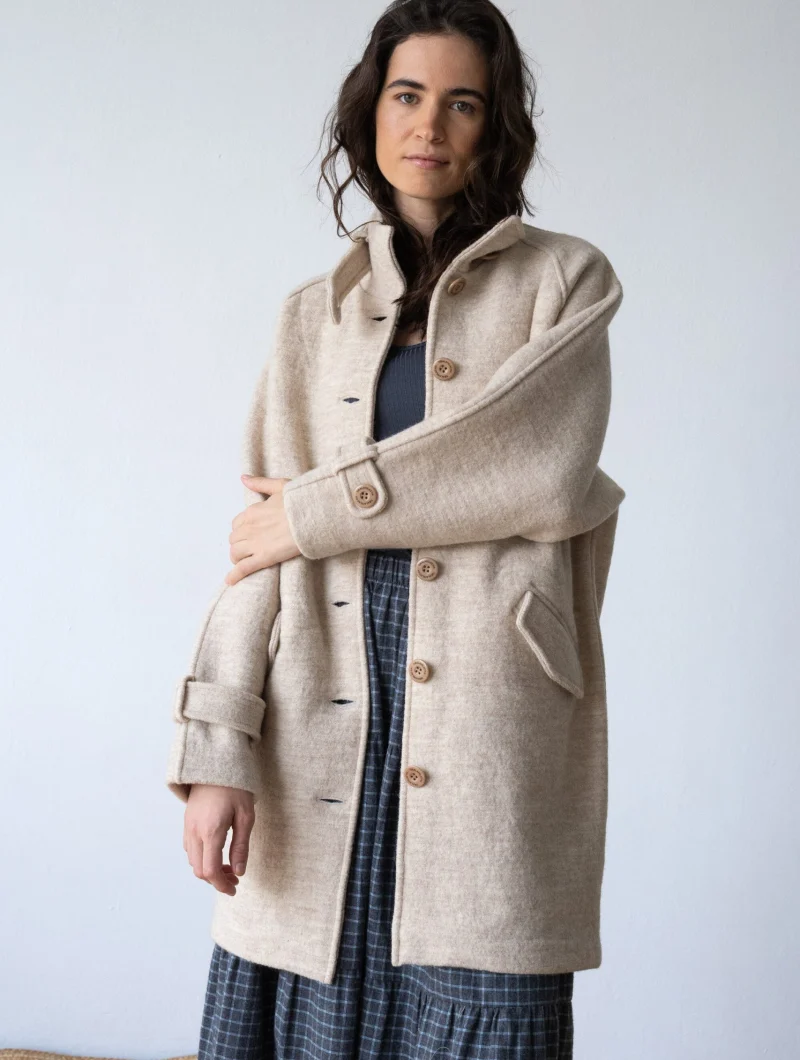 Abrigo de cuello alto beige de lana