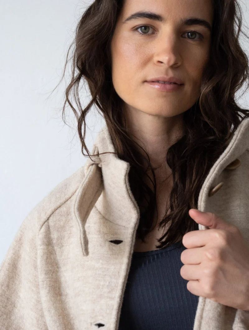 Abrigo de cuello alto beige de pura lana - Imagen 4