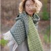 Bufanda de lana flor bicolor en verde oscuro y pistacho con diseño floral reversible