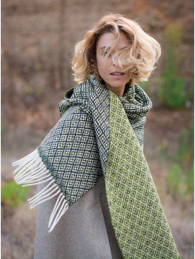 Bufanda de lana flor bicolor en verde oscuro y pistacho con diseño floral reversible