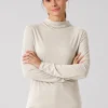 Camiseta beige con cuello drapeado de manga larga