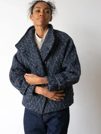 Chaqueta corta cruzada azul de lana y algodón orgánico
