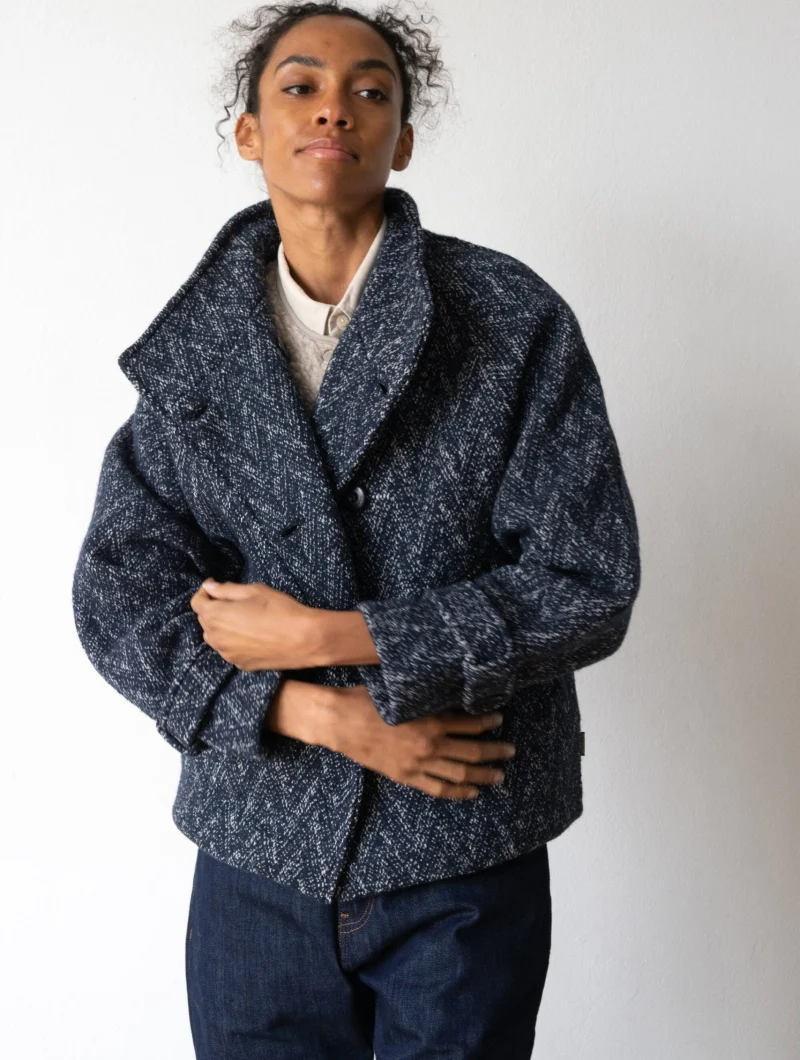Chaqueta corta cruzada azul de lana y algodón orgánico