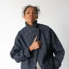 Chaqueta corta cruzada azul de lana y algodón orgánico - Imagen 10