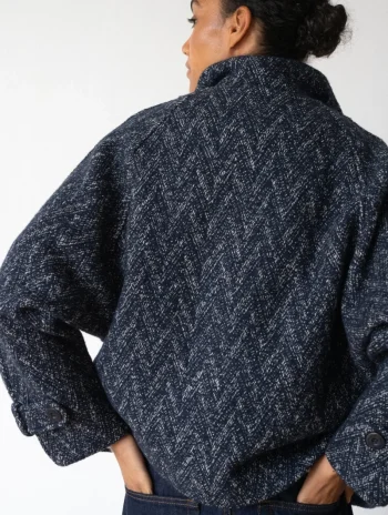 Alternative view of Chaqueta corta cruzada azul de lana y algodón orgánico