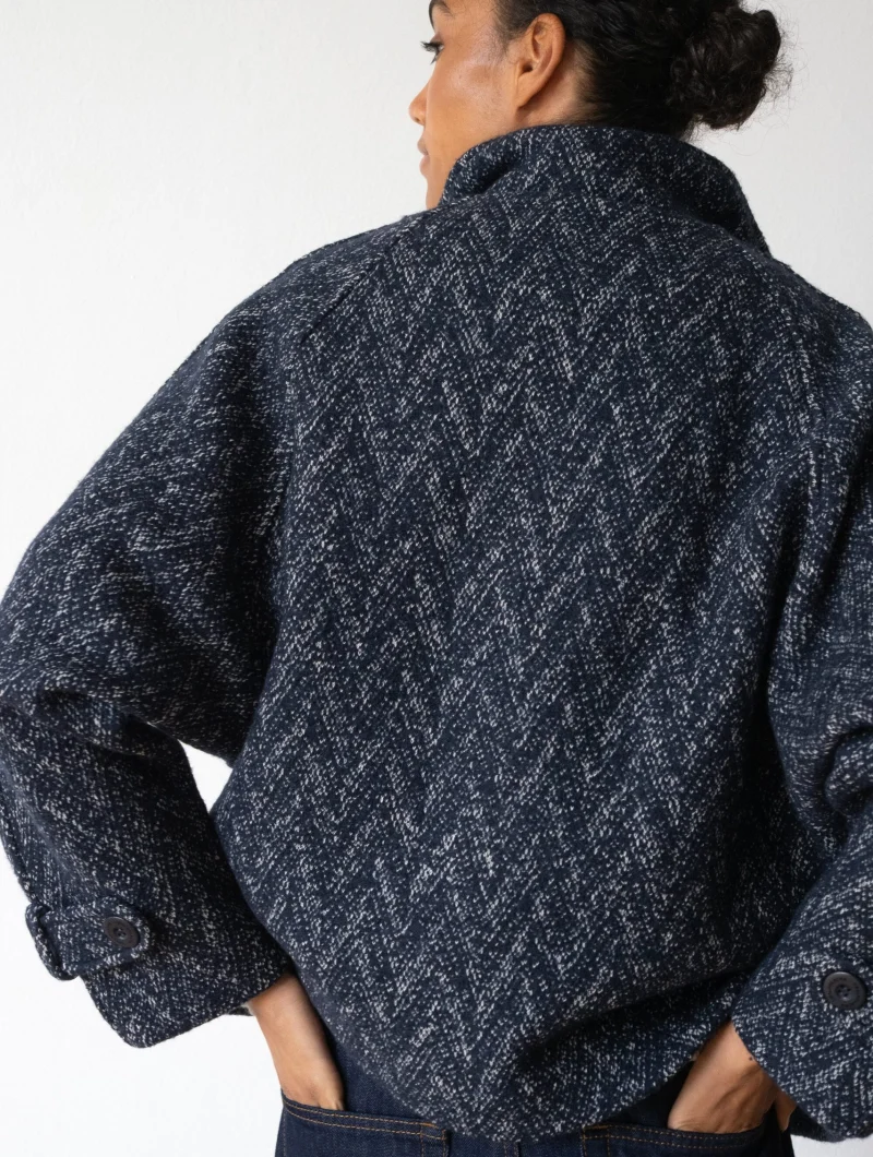 Chaqueta corta cruzada azul de lana y algodón orgánico - Imagen 2