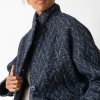 Chaqueta corta cruzada azul de lana y algodón orgánico - Imagen 8