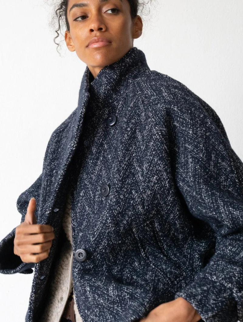 Chaqueta corta cruzada azul de lana y algodón orgánico - Imagen 8