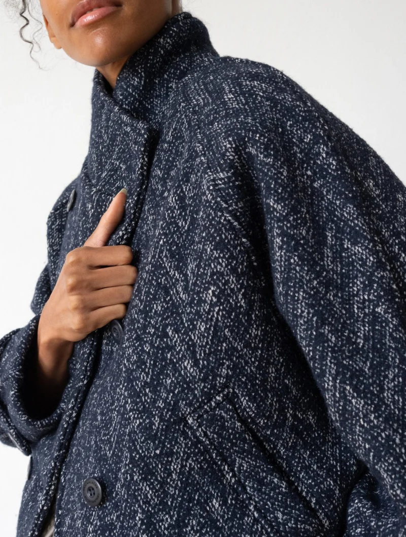 Chaqueta corta cruzada azul de lana y algodón orgánico - Imagen 9