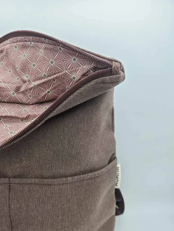 Alternative view of Mochila reciclada marrón con interior estampado